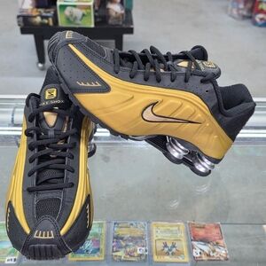 Women's Size 9.5 Nike Shox R4 Black Metallic Gold Casual Sneaker AR3565 005